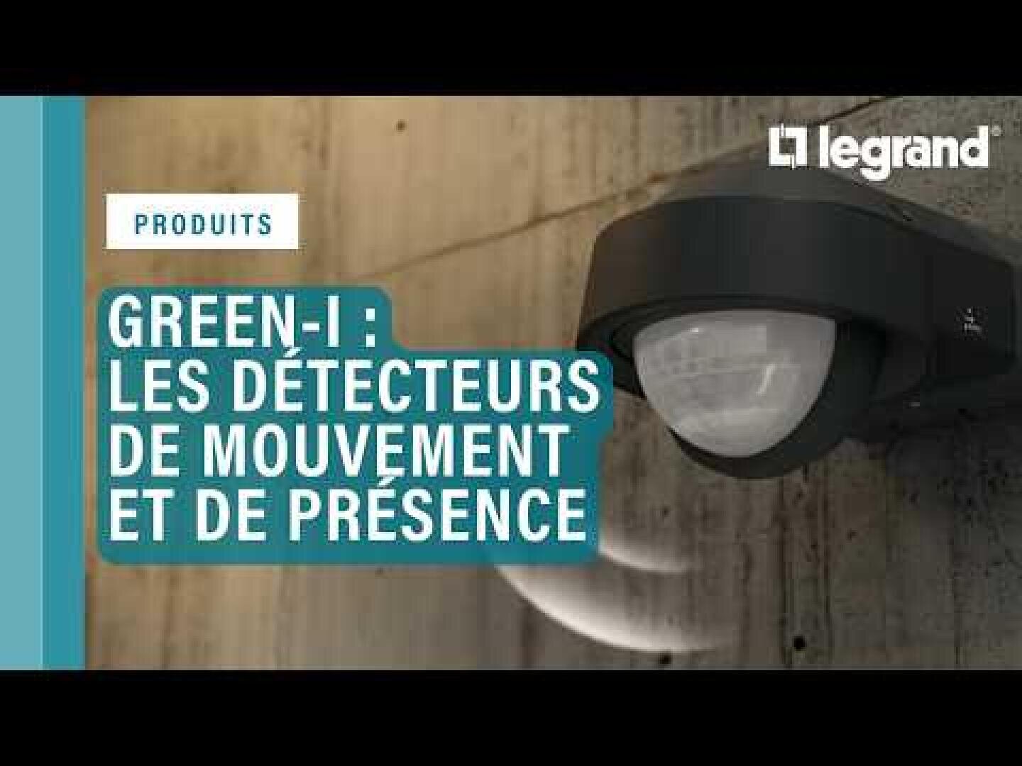 Un détecteur de mouvement et de présence monté au mur est représenté sur un mur en béton. Le texte est le suivant : Green-i : Les détecteurs de mouvement et de présence avec le logo Legrand en haut à droite.