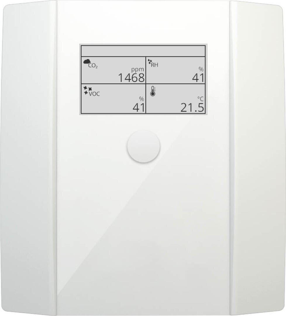 Ein weißer, an der Wand montierter Luftqualitätsmonitor, der auf einem rechteckigen Digitalbildschirm CO2 mit 1468 ppm, VOC und RH mit 41 % und die Temperatur mit 21,5 °C anzeigt.