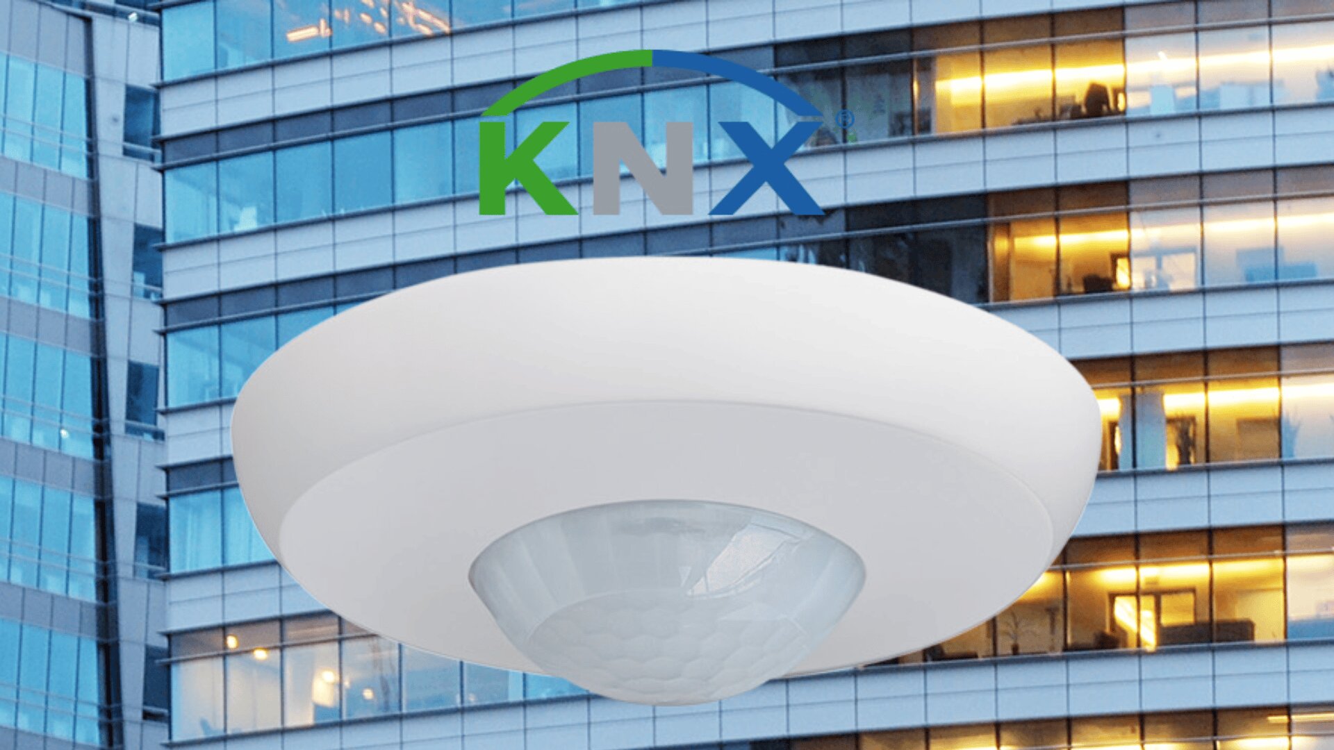 Ein weißer KNX Bewegungsmelder ist vor einem modernen Glasgebäude abgebildet. Über dem Sensor ist das KNX Logo mit grünen und blauen Akzenten zu sehen.