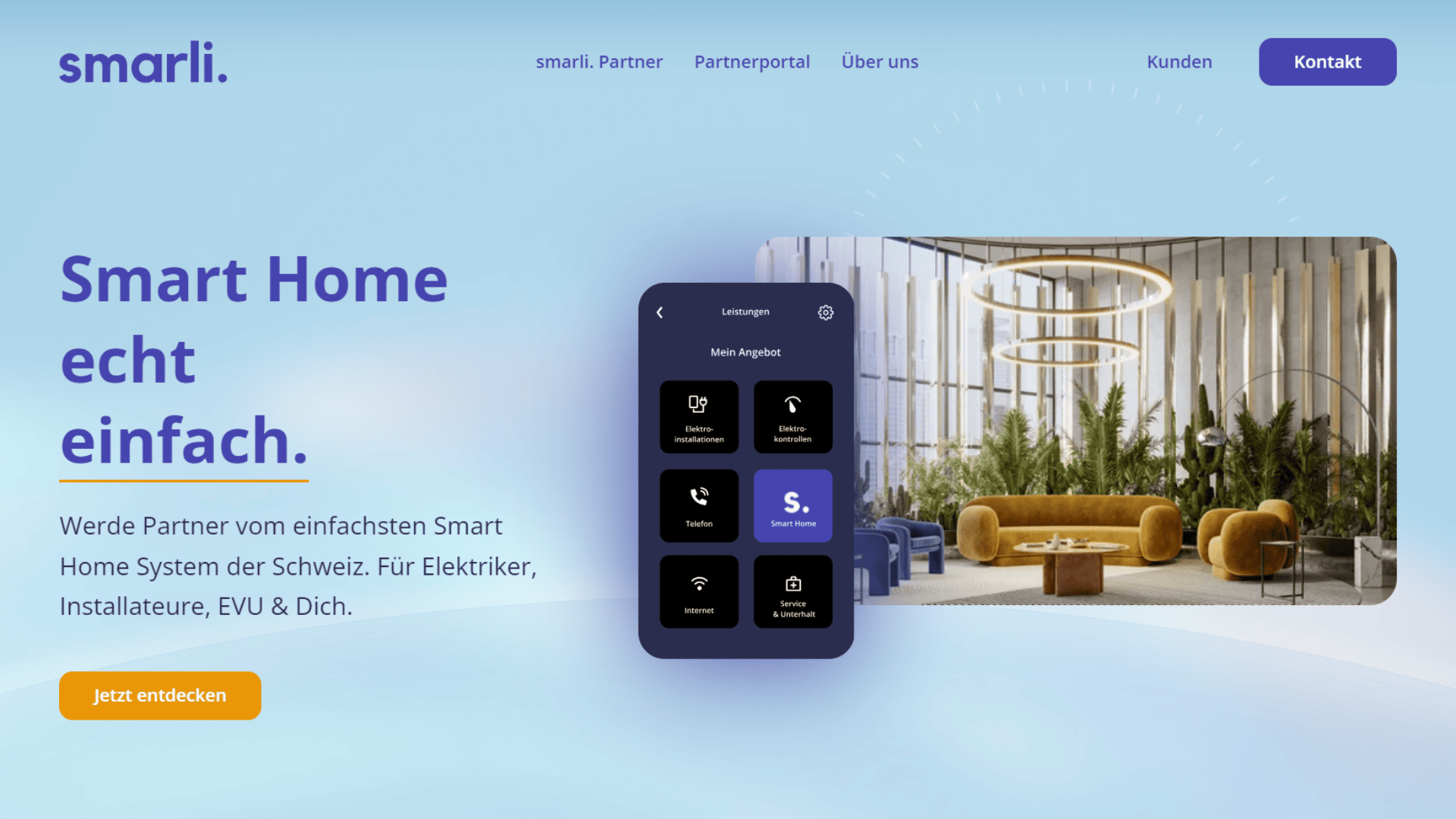 Ein Screenshot der Website von smarli, die für die Smart-Home-Partnerschaft in der Schweiz wirbt. Er zeigt fetten blauen Text, eine mobile App-Schnittstelle und eine moderne Lounge mit Pflanzen und großen Fenstern im Hintergrund.