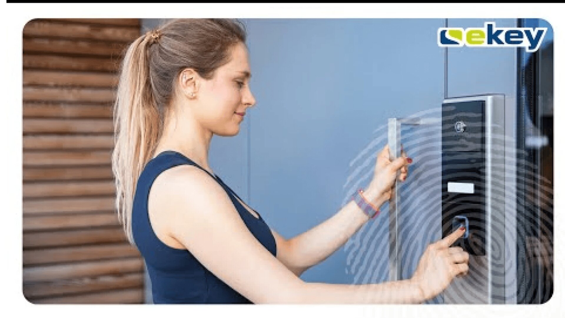 Eine Frau benutzt eine Smartcard und drückt einen Finger auf ein digitales Zugangspaneel, mit dem Sekey-Logo in der oberen rechten Ecke und einer großen Fingerabdruckgrafik im Vordergrund.