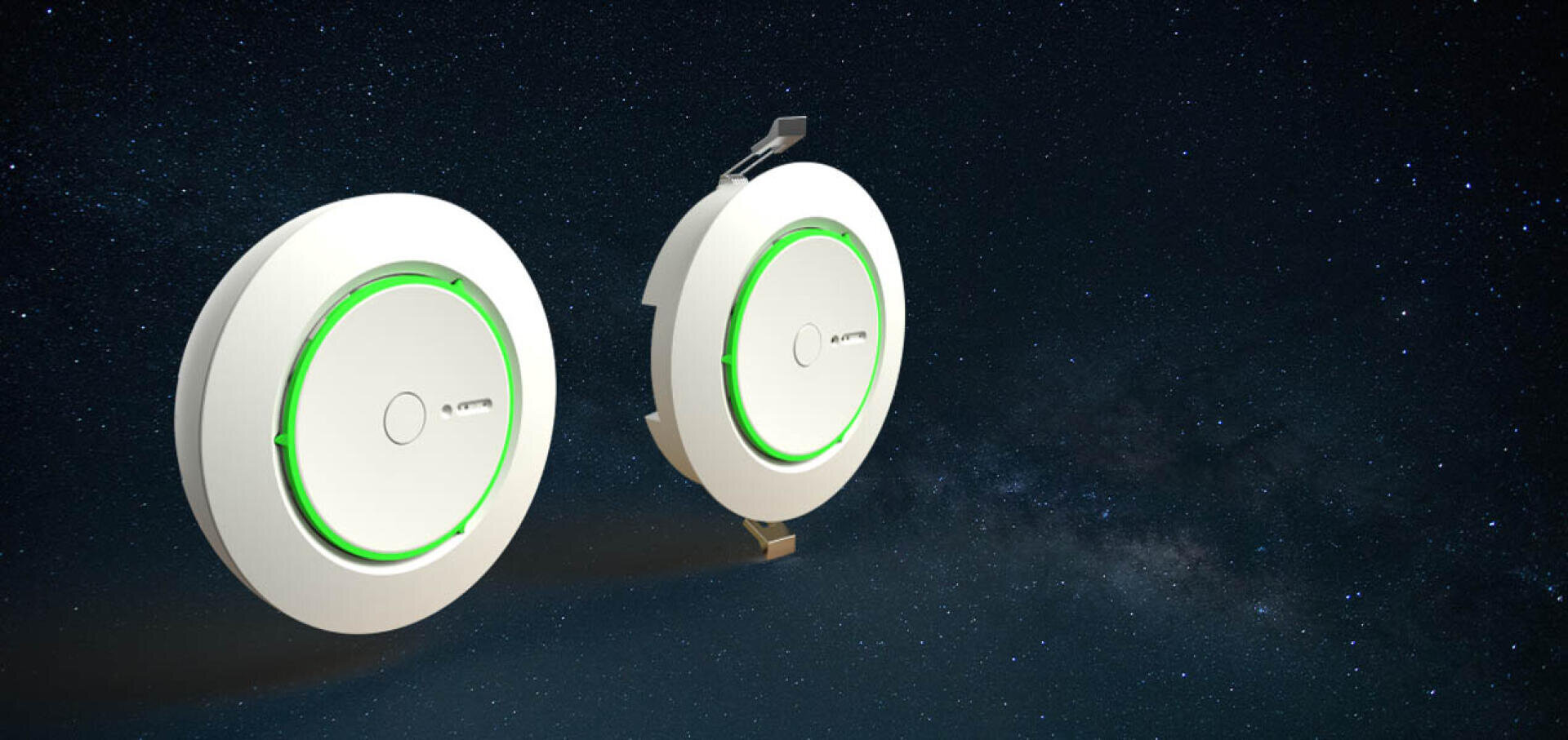 Deux appareils ronds, blancs, sans fil, avec des anneaux de LED vertes, sont positionnés sur un fond de ciel nocturne étoilé, l'un orienté vers l'avant et l'autre montré de profil avec un support fixé.