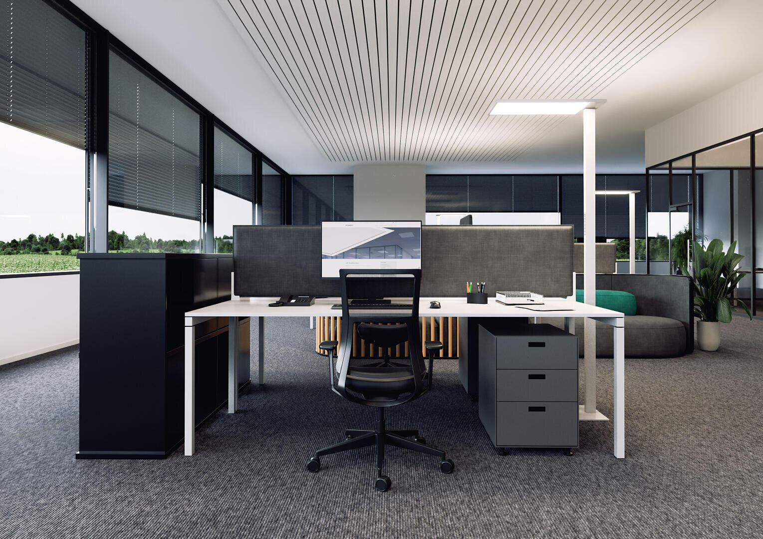 Poste de travail de bureau moderne avec un bureau, un écran, une chaise de bureau, des tiroirs et des cloisons. De grandes fenêtres avec des stores laissent entrer la lumière naturelle et on peut voir une plante et un canapé en arrière-plan. L'espace est ordonné et rangé.