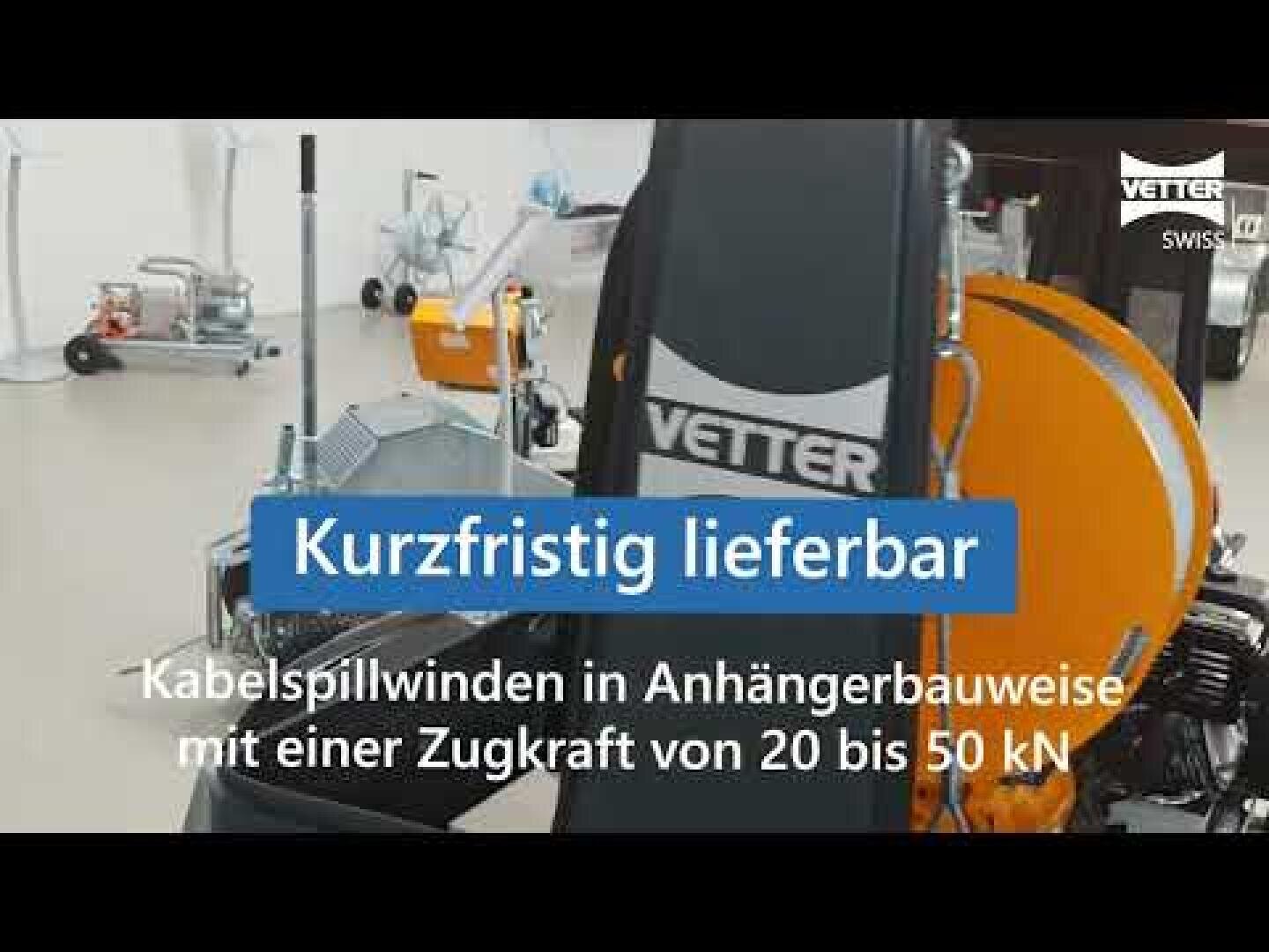 Im Inneren wird eine Maschine mit orangefarbenen und grauen Komponenten ausgestellt. Der Text auf Deutsch lautet wie folgt: "Kurzfristig lieferbar: Kurzfristig lieferbar. Kabelspillwinden in Anhängerbauweise mit einer Zugkraft von 20 bis 50 kN. Das Vetter-Logo ist oben rechts zu sehen.