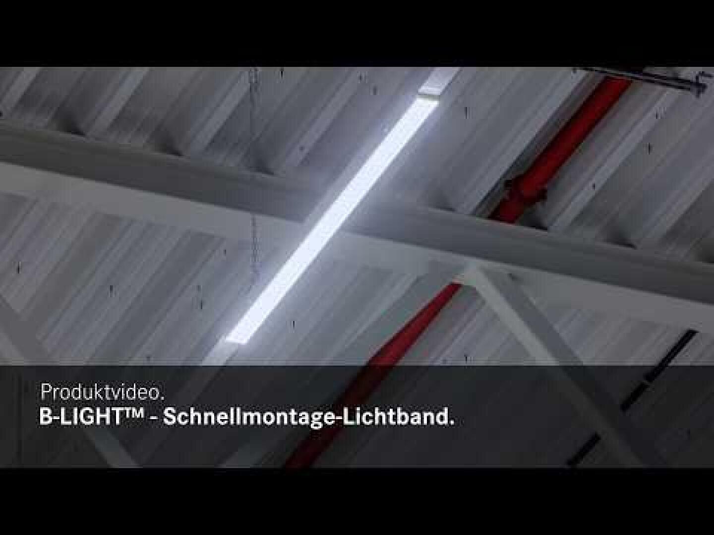 Eine lineare LED-Leuchte ist an einer weißen Industriedecke mit freiliegenden Balken und einem roten Rohr montiert. Der deutsche Text auf dem Bild lautet: Produktvideo. B-LIGHT™ - Schnellmontage-Lichtband.