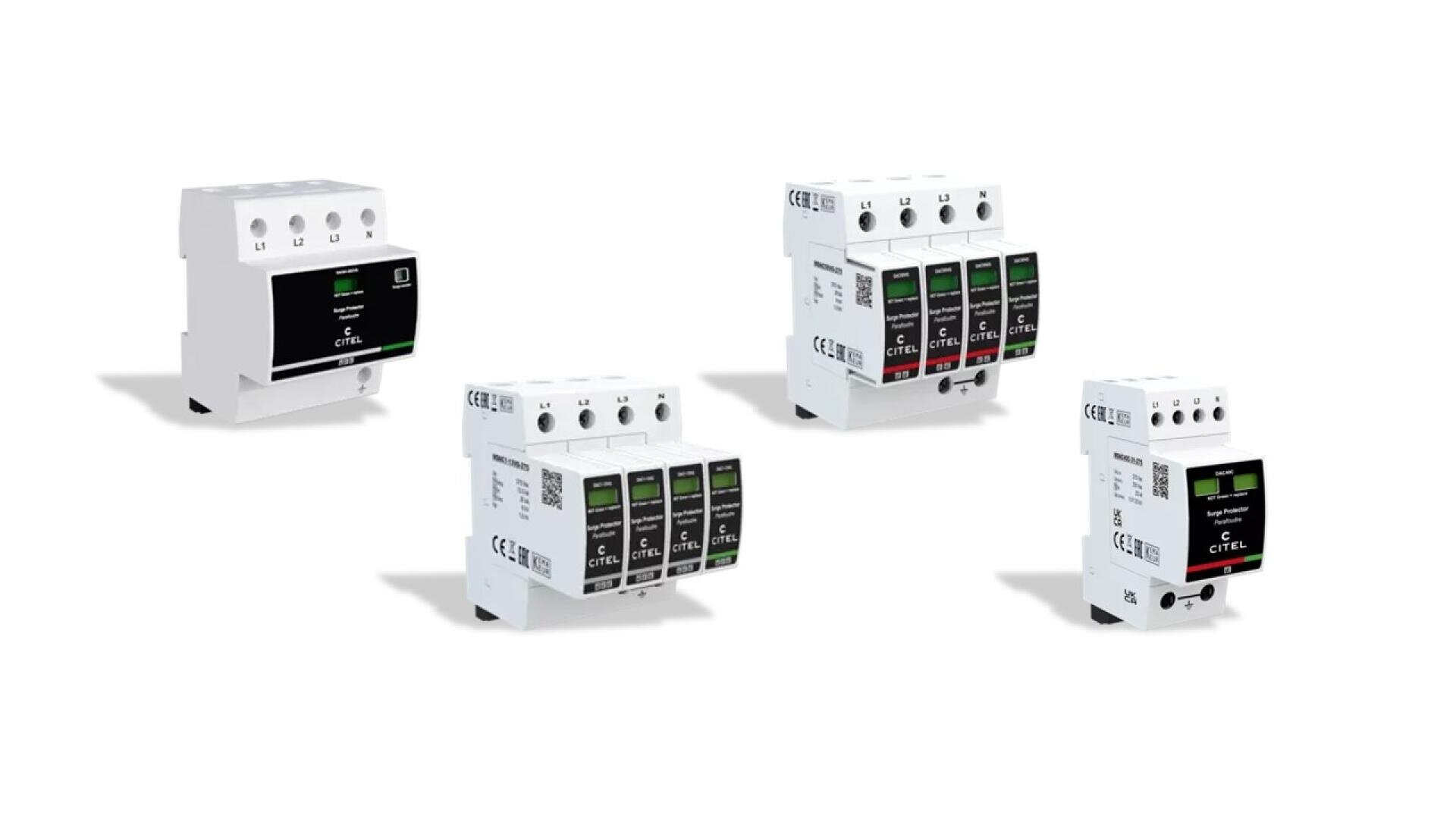 Vier weiße elektrische Relaissteuergeräte mit Digitalanzeige und Leuchtanzeigen, jeweils mit mehreren Ein-/Ausgabeterminals, sind isoliert auf einem weißen Hintergrund dargestellt.