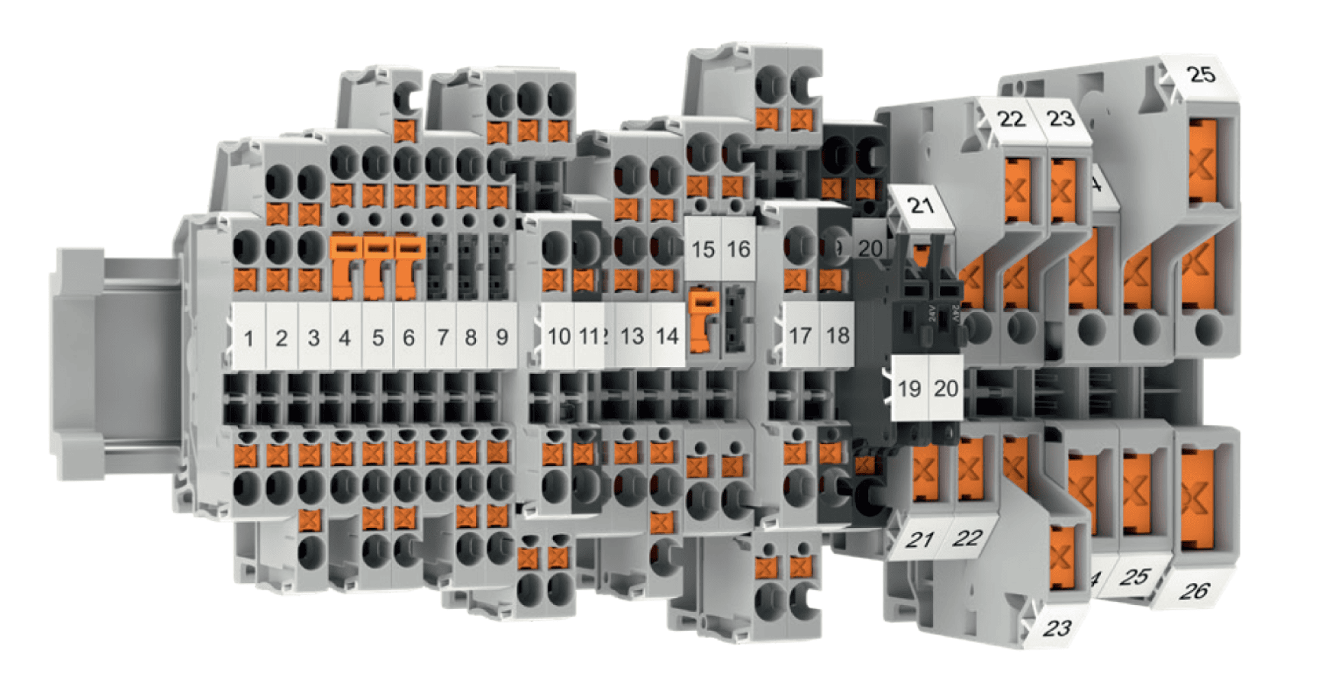 Vue rapprochée d'un bloc de bornes modulaire gris avec des points de connexion orange, des étiquettes numérotées et plusieurs fentes de câblage, monté sur un rail DIN, utilisé pour les panneaux de contrôle électrique.