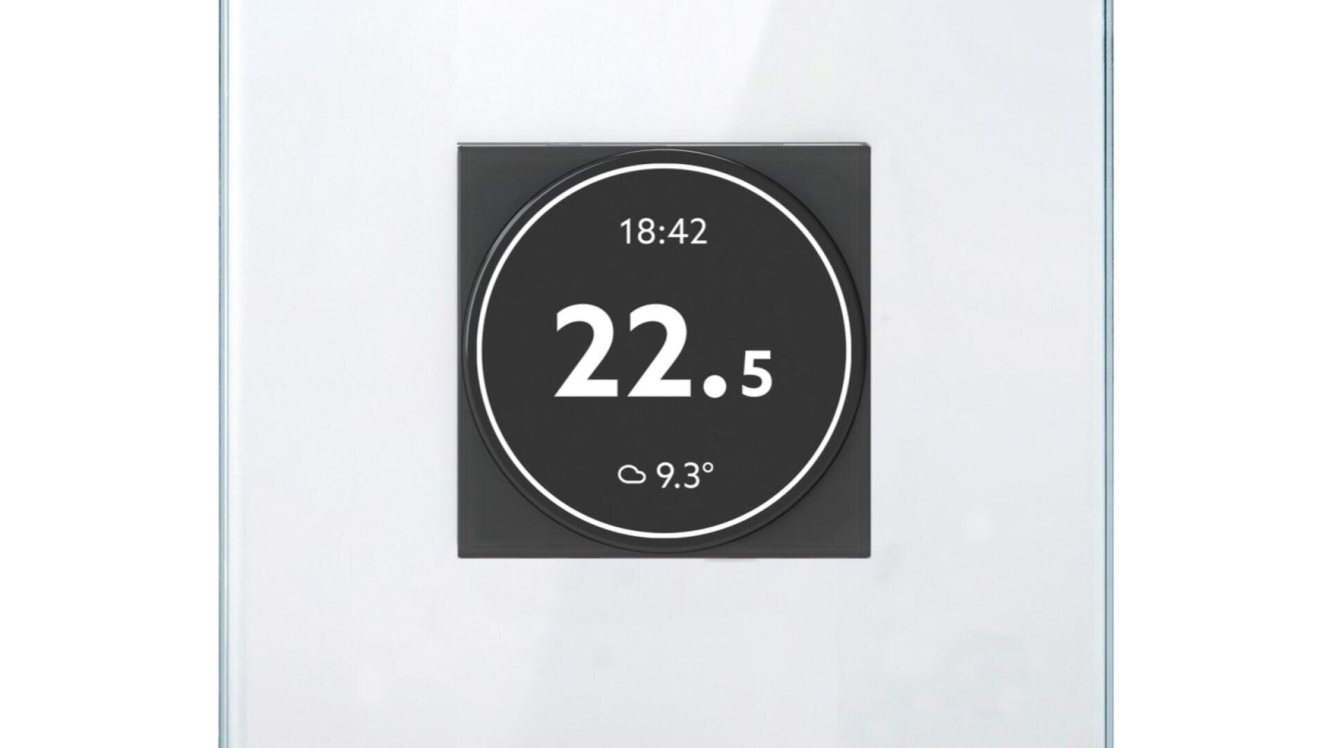 SWIPE : Un thermostat FINDER numérique moderne doté d'un cadre carré en plastique effet verre affichant l'heure (18:42), la température intérieure (22,5 °C) et la température extérieure (9,3 °C) avec une icône de nuage sur un écran noir.