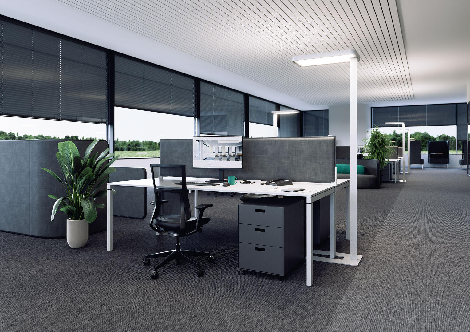 Un bureau moderne en open space avec des postes de travail séparés par des cloisons grises, des chaises noires, de grandes fenêtres avec des stores, des plantes vertes et une lumière naturelle abondante. L'espace semble propre, organisé et spacieux.