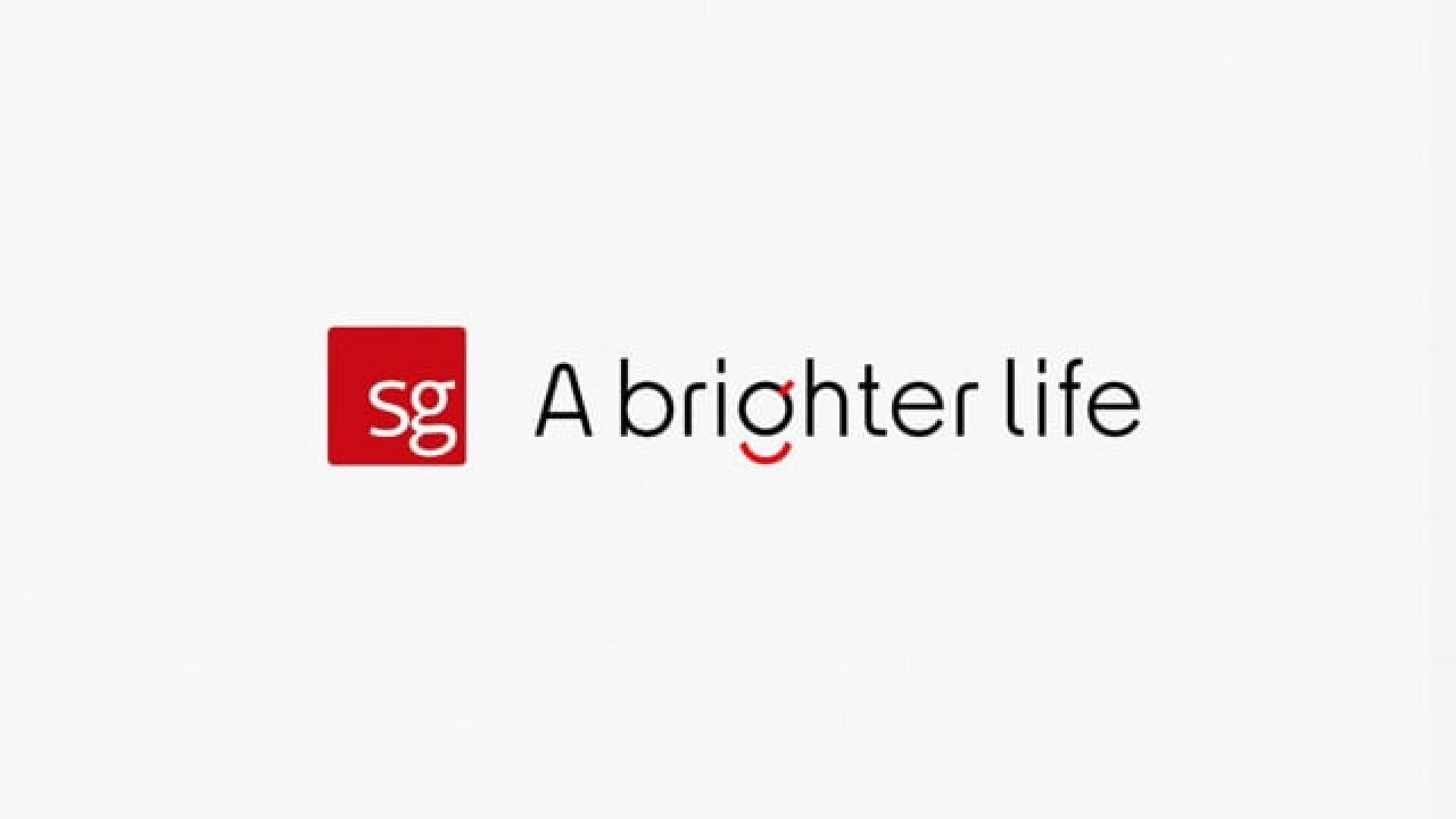Logo avec un carré rouge contenant les lettres minuscules blanches sg, à côté des mots A brighter life en texte noir, avec une ligne courbe rouge formant un sourire sous la lettre i de brighter.