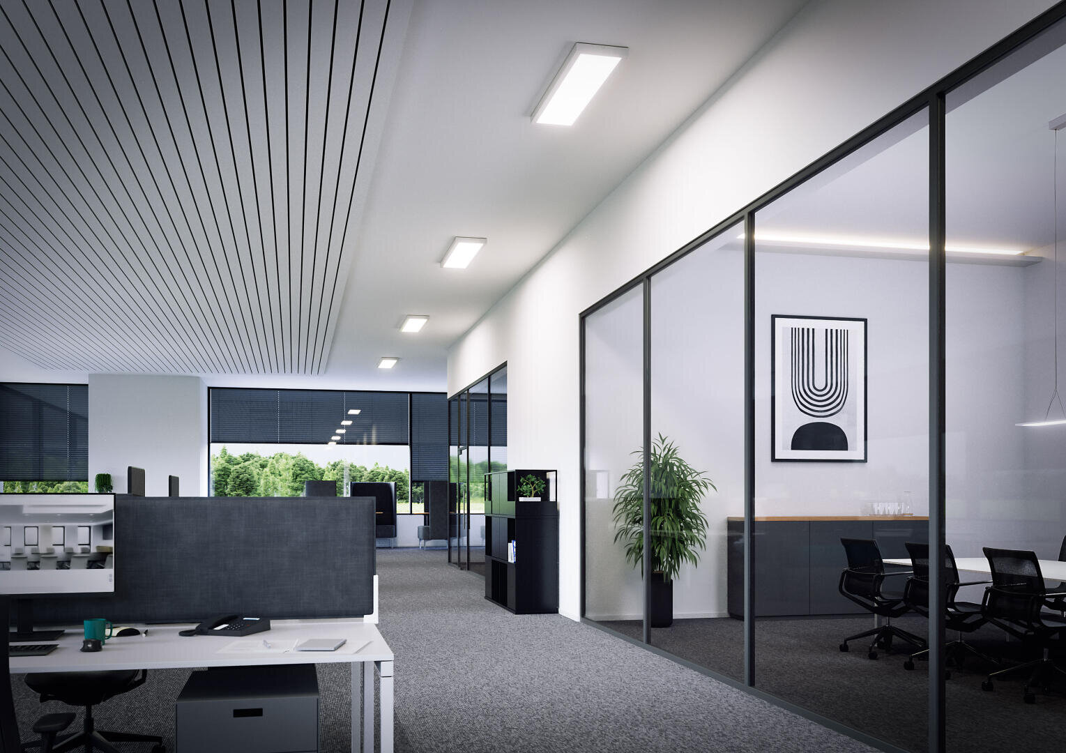 Aménagement de bureau moderne avec salle de réunion vitrée, bureau avec ordinateur, moquette grise, grandes fenêtres avec vue sur la verdure et une plante en pot à côté d'un art abstrait encadré au mur.
