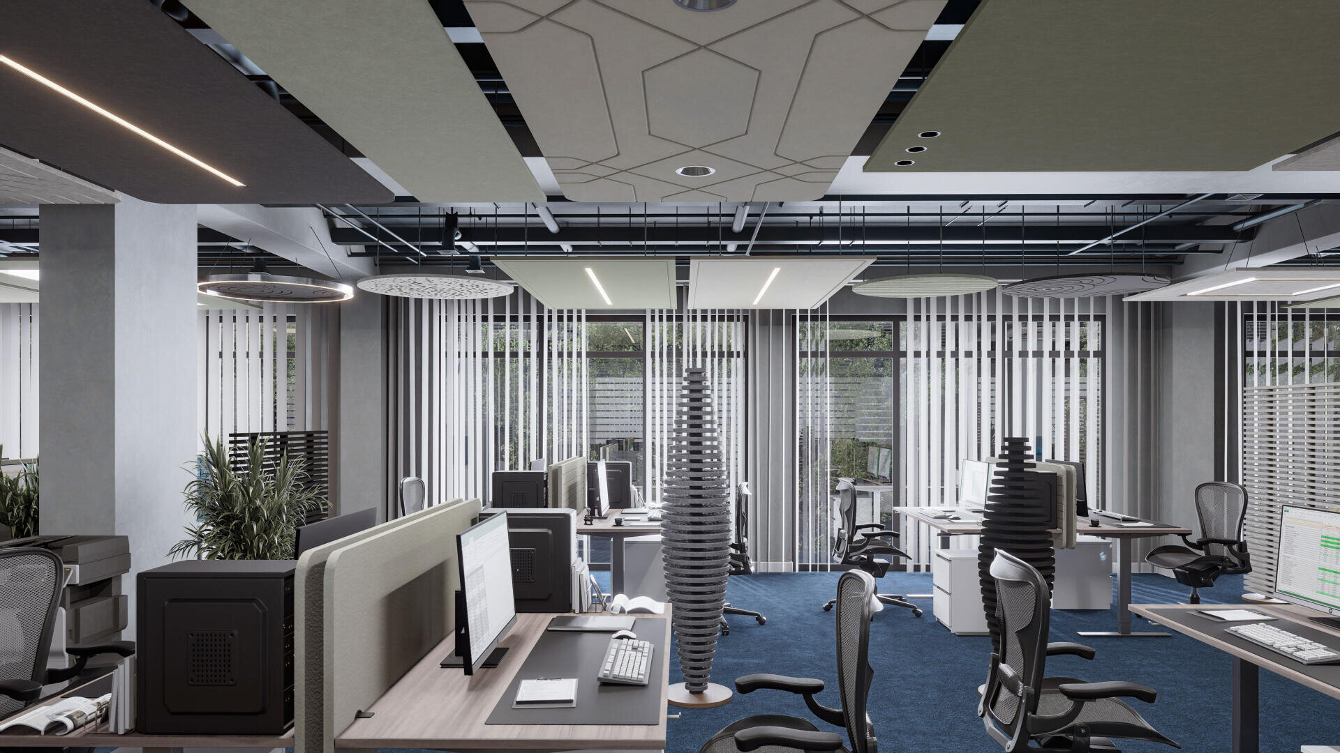 Bureau moderne en open space avec des bureaux, des ordinateurs, des chaises ergonomiques et des panneaux verticaux insonorisants. Des panneaux décoratifs au plafond et de grandes fenêtres avec des stores verticaux assurent la lumière naturelle. Une moquette bleue recouvre le sol.