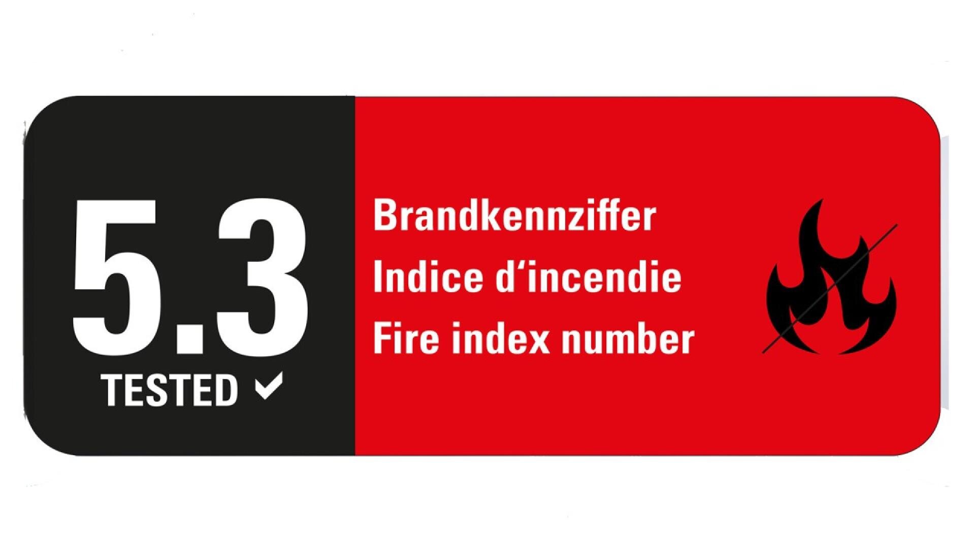 Une étiquette indiquant 5.3 TESTED sur fond noir, et Brandkennziffer, Indice dincendie, Fire index number sur fond rouge avec une icône de flamme barrée.