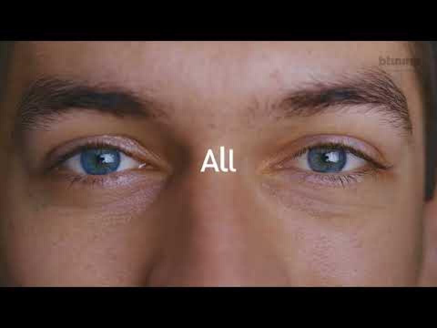 Gros plan sur le visage d'une personne, avec les yeux bleu-vert en point de mire, et le mot "All" écrit en blanc au centre.