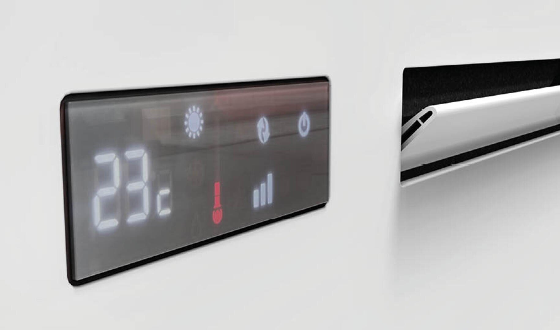 Nahaufnahme eines digitalen Klimageräte-Displays mit einer Temperatur von 23 °C, einem Sonnensymbol, einem Thermometersymbol und anderen Statusanzeigen. Rechts ist ein Teil der Lüftungsöffnung des Klimageräts zu sehen.