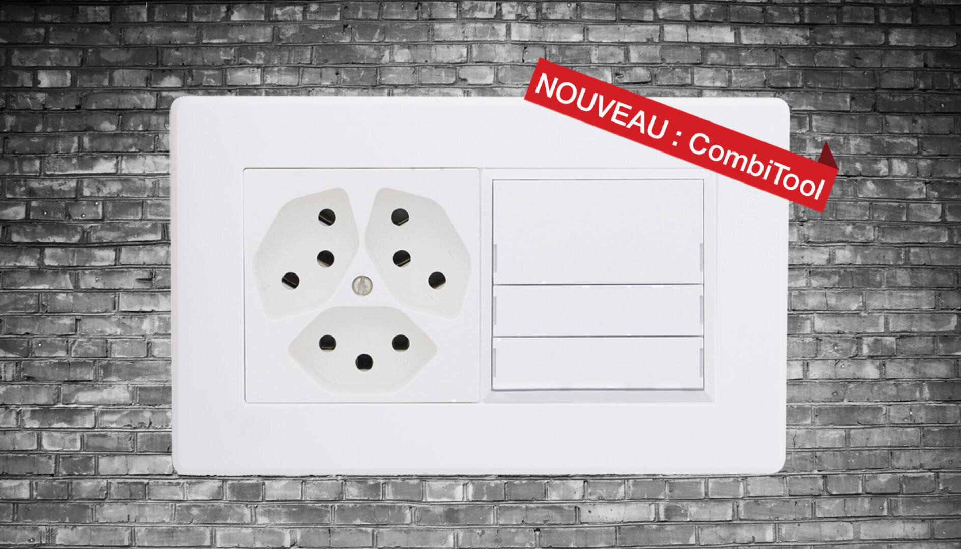 Un panneau de prises électriques blanc avec quatre prises rondes et des couvercles d'interrupteurs vierges, monté sur un mur de briques grises. Une étiquette rouge en français indique NOUVEAU : CombiTool dans le coin supérieur droit.