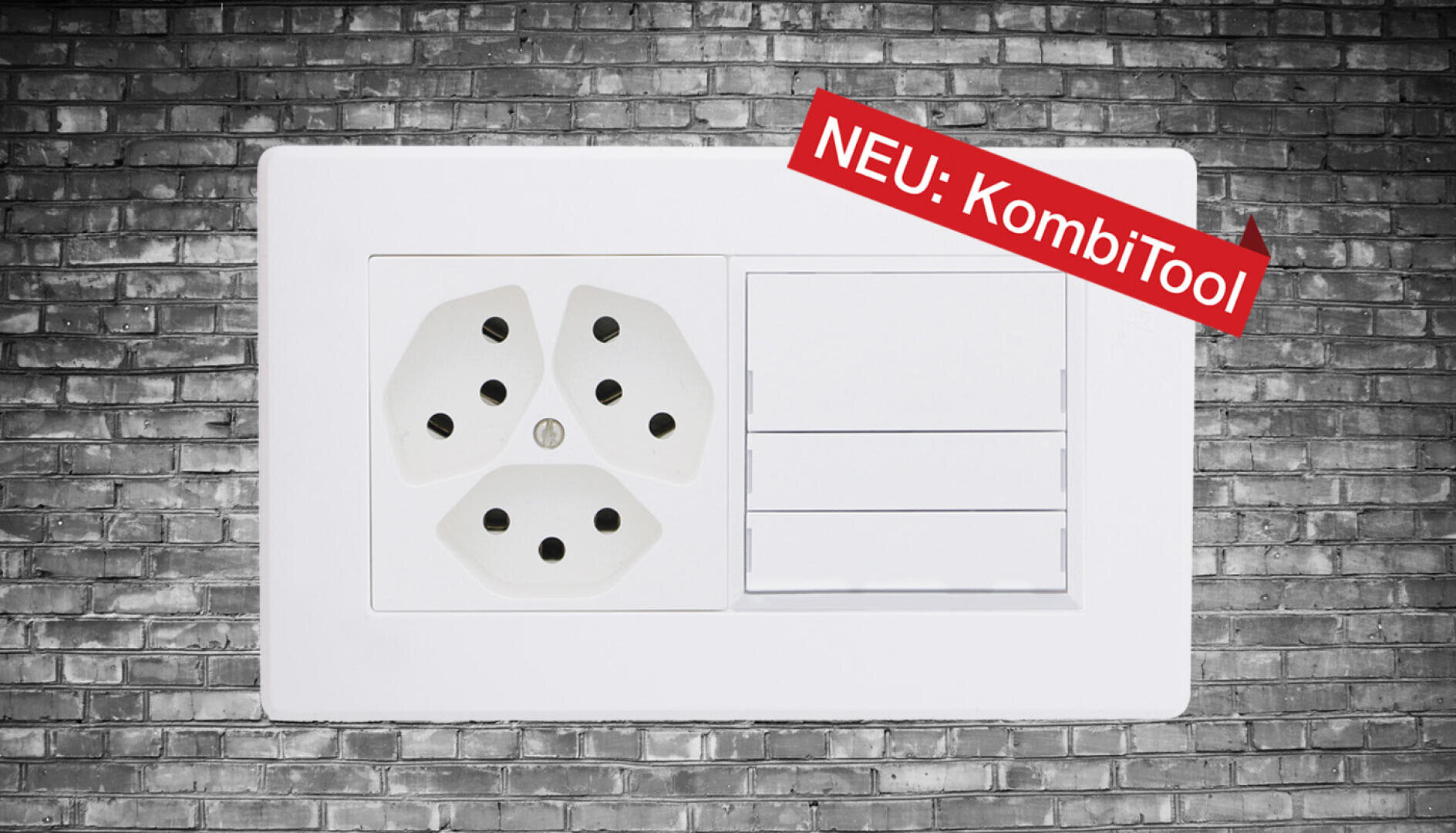 Eine weiße Wandsteckdosenleiste mit zwei Steckdosen und drei leeren Steckplätzen ist an einer grauen Backsteinwand angebracht. In der rechten oberen Ecke befindet sich ein rotes Etikett mit der Aufschrift NEU: KombiTool.