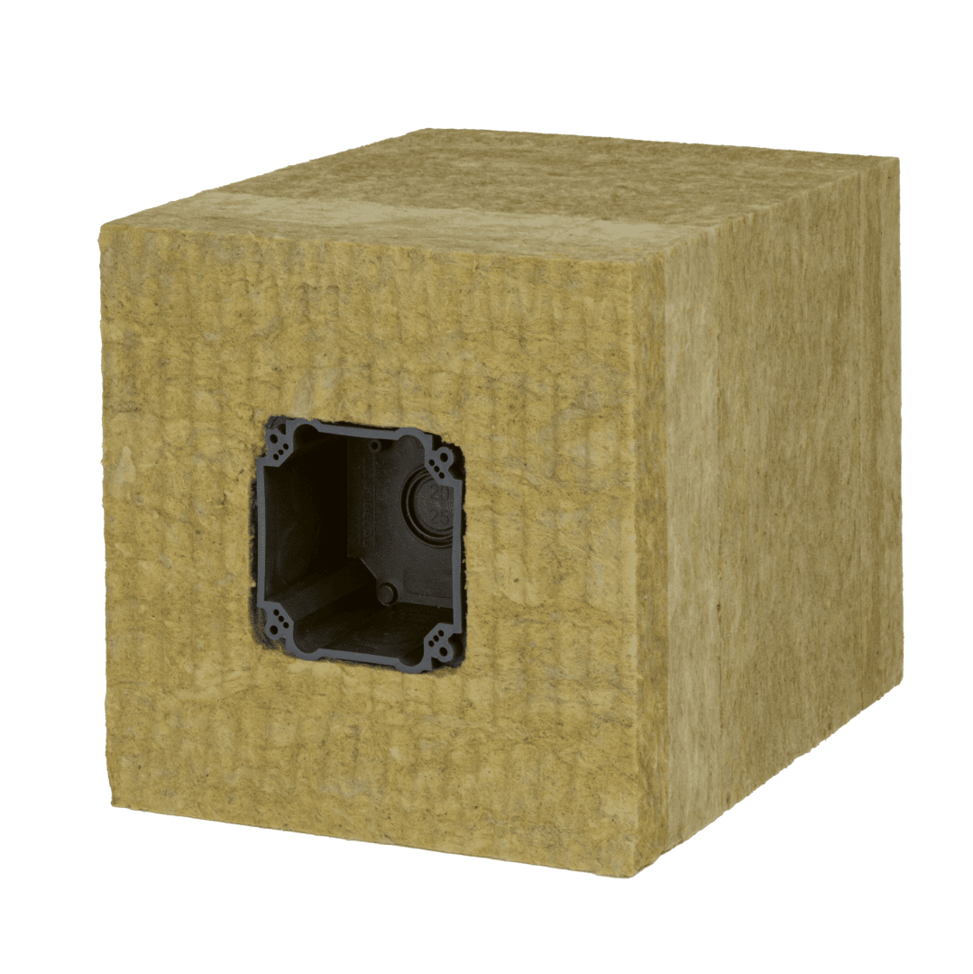 Ein quadratischer Block aus gelblich-braunem Isoliermaterial mit einem in der Mitte eingebetteten schwarzen Schaltkasten vor einem schlichten weißen Hintergrund.