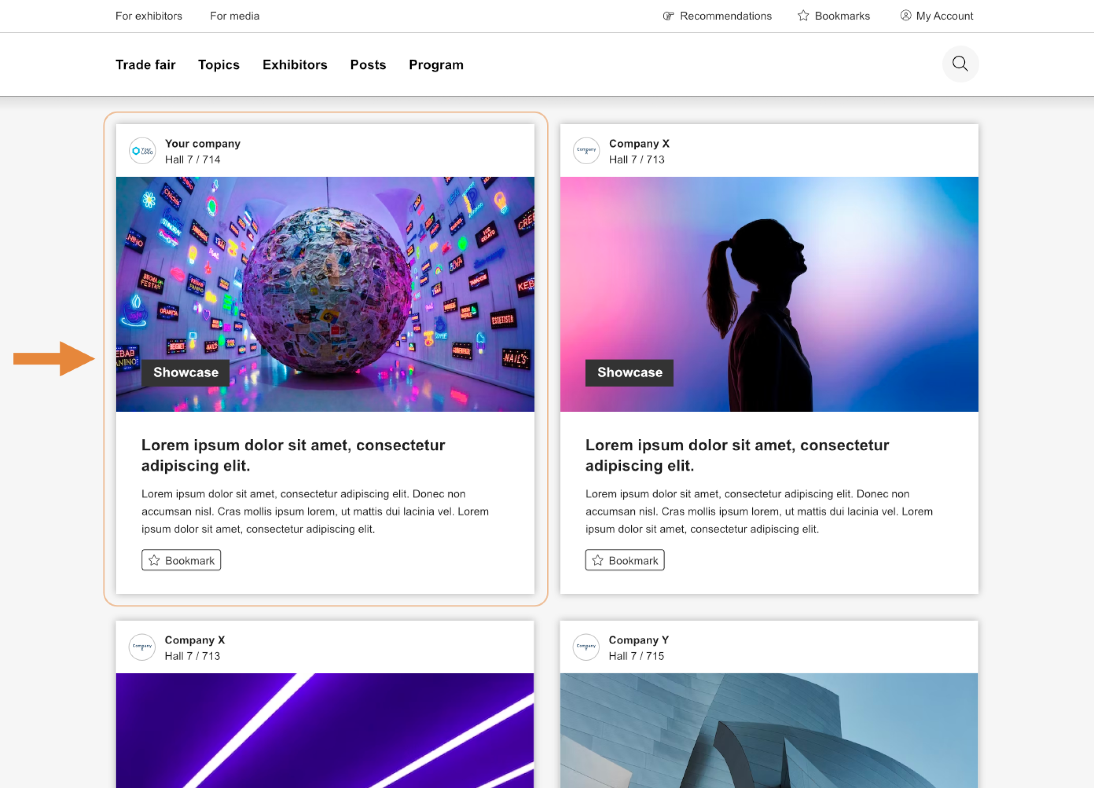 Interface web affichant les fiches des exposants ; la fiche en surbrillance représente un globe coloré entouré d'écrans numériques, intitulé « Vitrine ». D'autres fiches présentent des images abstraites et des informations sur les exposants. Une flèche orange pointe vers la fiche en surbrillance.