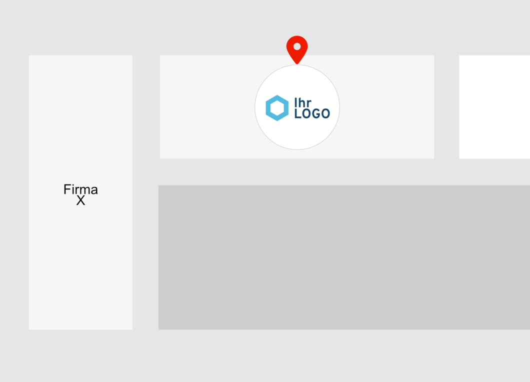 Une carte simple avec des bâtiments étiquetés ; la société X à gauche, un bâtiment avec votre logo et une épingle de localisation rouge en haut au centre, et un grand bâtiment gris en bas à droite.